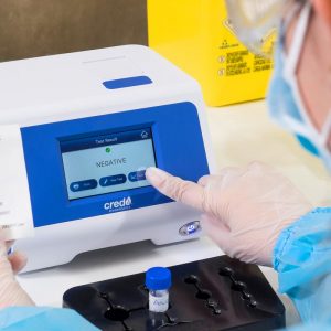 Sanitaria analizando una PCR